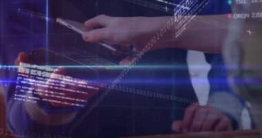 Ödeme terminali olan beyaz bir adam için finansal grafiklerin ve veri işlemlerinin animasyonu. Finans, ekonomi, iş ve kablosuz ödemeler kavramı dijital olarak oluşturulmuş video.