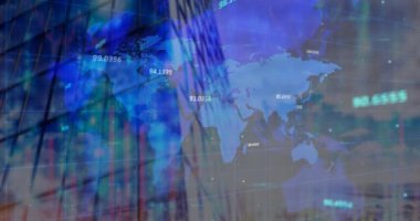 Şehir manzarası üzerinde veri işleme animasyonu. küresel iş, finans, bağlantılar ve dijital arayüz konsepti dijital olarak oluşturulmuş video.