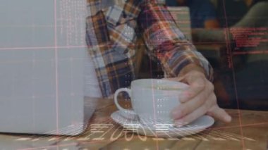 Bilgisayarla kahve içen beyaz adamın ellerinde veri işleme animasyonu. Bilgisayarlar, programlama, veri işleme ve teknoloji konsepti dijital olarak oluşturulmuş video.