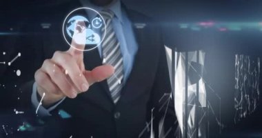 Veri işleme üzerinde ağ ve güvenlik simgeleriyle dokunmatik ekran kullanan iş adamının animasyonu. Veri güvenliği, küresel iletişim ve dijital arayüz konsepti dijital olarak üretilmiş Vi