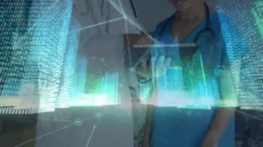Çeşitli kadın ve erkek doktorların konuşmaları üzerine bağlantılar ve meta-şehir animasyonu. Tıp, sağlık, bağlantılar, iletişim ve teknoloji konsepti dijital olarak oluşturulmuş video.