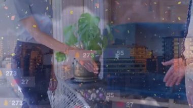 Çeşitli iş adamlarının el sıkışması üzerine veri ve sosyal medya simgelerinin canlandırılması. küresel ağ, işletme, finans, veri işleme ve dijital arayüz kavramı dijital olarak oluşturulmuş video.