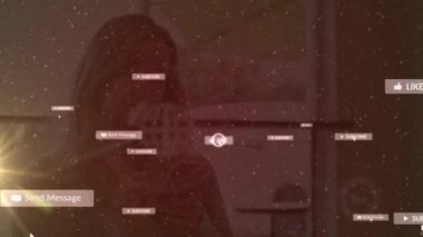 Akıllı telefon kullanan beyaz kadın üzerindeki simgelerle bağlantı ağının animasyonu. küresel bağlantılar, veri işleme ve dijital arayüz konsepti dijital olarak oluşturulmuş video.