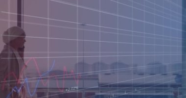 Akıllı telefon kullanan iki ırklı iş kadınının finansal verilerinin ve grafiklerinin animasyonu. işletme, finans, ekonomi ve teknoloji konsepti dijital olarak oluşturulmuş video.