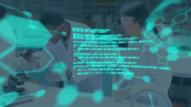 Mikroskop kullanarak çeşitli erkek ve kadın bilim adamları üzerinde veri işleme animasyonu. küresel bilim ve dijital arayüz kavramı dijital olarak oluşturulmuş video.