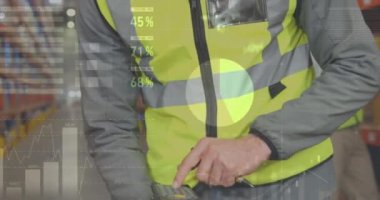 Kafkasyalı depo çalışanı üzerinden finansal veri işleme animasyonu. küresel gönderim, dağıtım, iş, veri işleme ve teknoloji konsepti dijital olarak oluşturulmuş video.