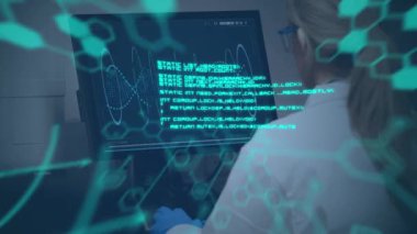 Beyaz kadın bilim adamı üzerine düşen moleküllerin animasyonu. küresel bilim, bağlantılar, veri işleme ve dijital arayüz kavramı dijital olarak oluşturulmuş video.