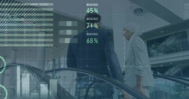 İki farklı iş adamının finansal veri işleme animasyonu. küresel iş, finans, veri işleme ve dijital arayüz kavramı dijital olarak oluşturulmuş video.