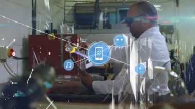 Kafkas erkek laboratuvar çalışanı üzerindeki ikonlarla olan bağlantıların animasyonu. ağ, bağlantılar, bilim ve teknoloji konsepti dijital olarak oluşturulmuş video.