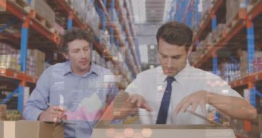 Kafkasyalı iki depo çalışanının finansal veri işleme animasyonu. küresel gönderim, dağıtım, iş, veri işleme ve teknoloji konsepti dijital olarak oluşturulmuş video.