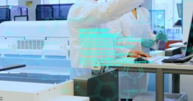 İki farklı bilim adamının bilimsel veri işleme animasyonu. küresel bilim, bağlantılar, veri işleme ve dijital arayüz kavramı dijital olarak oluşturulmuş video.