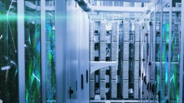 Sunucu odasında parlayan ışıkların animasyonu. küresel bağlantılar, veri işleme ve dijital arayüz konsepti dijital olarak oluşturulmuş video.