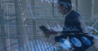 Akıllı telefon kullanan beyaz iş kadınının finansal verilerinin ve grafiklerinin animasyonu. işletme, finans, ekonomi ve teknoloji konsepti dijital olarak oluşturulmuş video.