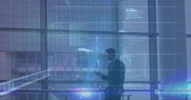 Akıllı telefon kullanan iki ırklı iş adamının finansal veri işleme animasyonu. küresel iş, finans, veri işleme ve dijital arayüz kavramı dijital olarak oluşturulmuş video.