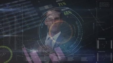 Veri işleme üzerine beyaz iş adamının animasyonu. küresel iş, bağlantılar ve dijital arayüz konsepti dijital olarak oluşturulmuş video.