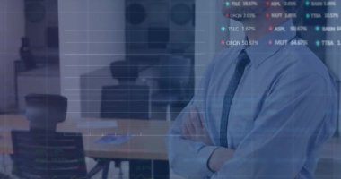 Ofisteki beyaz iş adamının portresine karşı borsa ve istatistiksel veri işleme. iş verileri ve analitik teknoloji kavramı