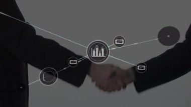 El sıkışan insanların üzerindeki simgelerle bağlantı ağının animasyonu. küresel bağlantılar, veri işleme ve dijital arayüz konsepti dijital olarak oluşturulmuş video.