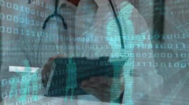 Veri işleme üzerinde tablet kullanan beyaz erkek doktorun animasyonu. küresel tıp ve dijital arayüz kavramı dijital olarak üretilen video.