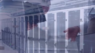 Çeşitli iş adamlarının el sıkışması üzerine veri ve sosyal medya simgelerinin canlandırılması. küresel ağ, işletme, finans, veri işleme ve dijital arayüz kavramı dijital olarak oluşturulmuş video.