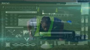 Afrika kökenli Amerikalı erkek futbol oyuncusuna karşı veri işleme çalışması. spor ve teknoloji konsepti