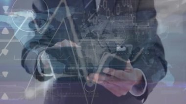 Kafkas işadamının veri işleme yerine tablet kullanmasının animasyonu. küresel iş, bağlantılar ve dijital arayüz konsepti dijital olarak oluşturulmuş video.