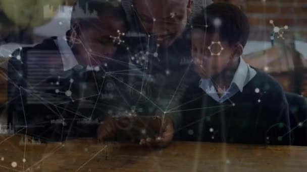 非洲裔美国男教师与男生一起使用平板电脑对数据进行动画处理 全球业务 连接和数字接口概念数字生成视频 — 图库视频影像