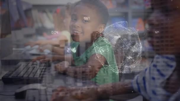 コンピュータを使った幸せなアフリカ系アメリカ人の少女と世界とのつながりのアニメーション コンピュータ ネットワーク テクノロジーの概念をデジタルで生成するビデオ — ストック動画