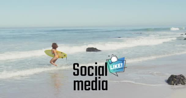 Анимация Социальных Сетей Над Африканской Женщиной Доской Серфинга Гуляющей Пляжу — стоковое видео