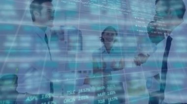 Çeşitli iş adamlarının el sıkışması üzerine finansal grafik ve verilerin animasyonu. küresel ekonomi, finans ve iş konsepti dijital olarak oluşturulmuş video.