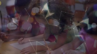 Çeşitli okul çocukları ve dünya üzerindeki bağlantı ağının animasyonu. küresel eğitim, bağlantılar, ağlar ve veri işleme kavramı dijital olarak oluşturulmuş video.