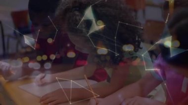 Çeşitli okul çocukları ve dünya üzerindeki bağlantı ağının animasyonu. küresel eğitim, bağlantılar, ağlar ve veri işleme kavramı dijital olarak oluşturulmuş video.