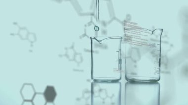Kimyasal formülün animasyonu ve beherlerin üzerinde sıvı ile veri işlemesi. küresel bilim, sosyal medya ve dijital arayüz konsepti dijital olarak oluşturulmuş video.