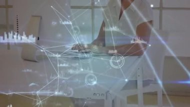 Ofisteki bilgisayar kullanan beyaz bir kadına karşı bağlantı ve veri işleme ağı. küresel ağ ve iş teknolojisi kavramı