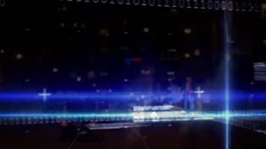 Şehrin üzerindeki veri işleme ve ikili kodlama animasyonları. küresel hesaplama, dijital arayüz ve dijital olarak oluşturulmuş video işleme kavramı.