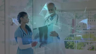 Çeşitli kadın ve erkek doktorların konuşmaları üzerine bağlantıların ve dünyanın animasyonu. sağlık, tıp, bağlantılar ve teknoloji konsepti dijital olarak oluşturulmuş video.