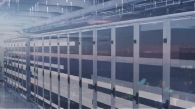 Sunucuların üzerine düşen ışık ve çizgilerin animasyonu. küresel ağ, bağlantılar, veri ve teknoloji konsepti dijital olarak oluşturulmuş video.