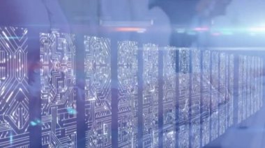 Kafkas kadın müşteri hizmetleri yöneticisine karşı mikroişlemci bağlantıları telefon kulaklığıyla konuşuyor. iş ve teknoloji kavramı