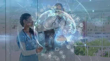 Çeşitli kadın ve erkek doktorların konuşmaları üzerine bağlantıların ve dünyanın animasyonu. sağlık, tıp, bağlantılar ve teknoloji konsepti dijital olarak oluşturulmuş video.