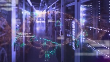 Sunucular üzerinde dönen üçgenlerin, verilerin ve bağlantıların animasyonu. küresel ağ, bağlantılar, veri ve teknoloji konsepti dijital olarak oluşturulmuş video.