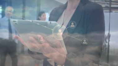 Profil ikonları ağı beyaz iş kadını gökyüzündeki bulutlara karşı dijital tablet kullanıyor. küresel ağ oluşturma ve iş veri depolama teknolojisi kavramı