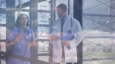 Koşan kadın ve erkek doktorlarla olan bağlantıların animasyonu. sağlık, tıp, bağlantılar ve teknoloji konsepti dijital olarak oluşturulmuş video.