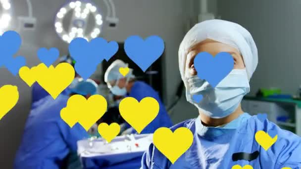 Анімація Жовтих Синіх Сердець Плавають Над Кавказьким Хірургом Масці Обличчя — стокове відео