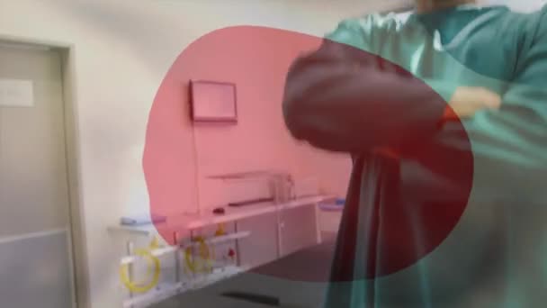 Animação Bandeira Japão Sobre Sorridente Caucasiano Médico Masculino Com Braços — Vídeo de Stock