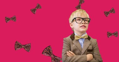 Pembe arka planda forma giyen beyaz bir çocuğun dijital kompozit görüntüsü, kopyalama alanı. Kutlama ve moda konsepti, papyon, papyon günü, zarafet, erkek giyimi.