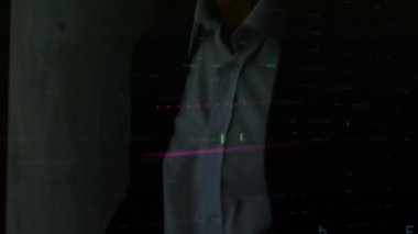 Kafkasyalı iş adamının veri işleme animasyonu. küresel iş ve dijital arayüz kavramı dijital olarak oluşturulmuş video.