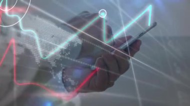 Şehir manzarası üzerinde akıllı telefon kullanan bir adamın animasyonu. Küresel işletme veri işlemeyi ve dijital olarak üretilen video konseptini finanse eder.