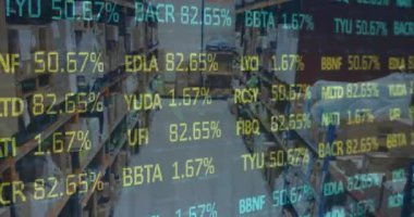 Borsa animasyonu ve boş depo üzerinden finansal veri işleme. küresel sevkiyat, dağıtım ve bağlantılar konsepti dijital olarak oluşturulmuş video.