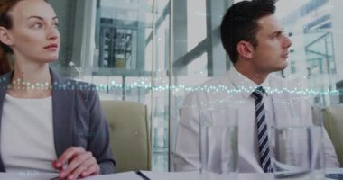 İstatistiksel veriler çeşitli iş adamlarının ofisdeki toplantı odasında tartıştıklarını gösteriyor. iş analizleri ve veri konsepti