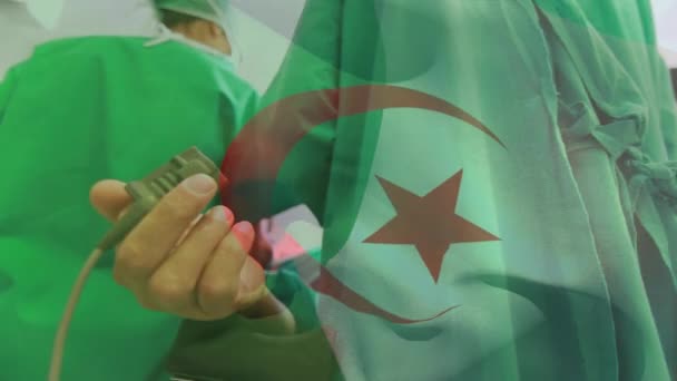 Animação Bandeira Algeria Sobre Cirurgiões Com Paciente Caucasiano Conceito Medicina — Vídeo de Stock