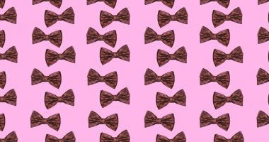 Pembe arka planda papyonların tam kare görüntüsü. Kutlama ve moda konsepti, papyon, papyon günü, zarafet, erkek giyim, arka plan.